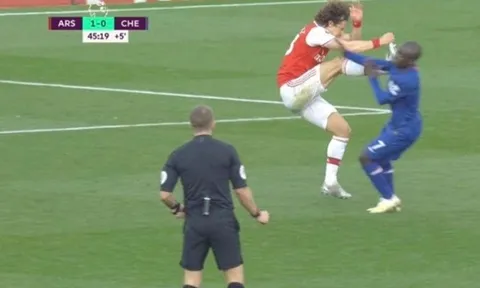 SỐC! Làm trò khiến Kante bực bội, David Luiz bị mắng là "ngu ngốc"