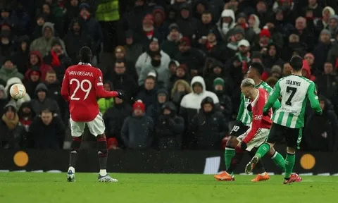 Đè bẹp Betis, Man United đặt một chân vào tứ kết Europa League