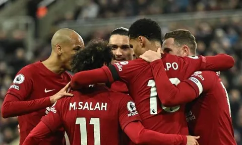 Đè bẹp Newcastle, Liverpool tiến sát Top 4