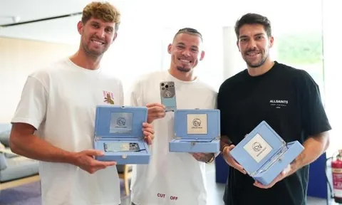 De Bruyne hào phóng tặng iPhone xịn cho Pep và dàn sao Man City