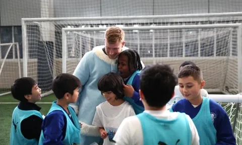 De Bruyne hóa thân ông già Noel