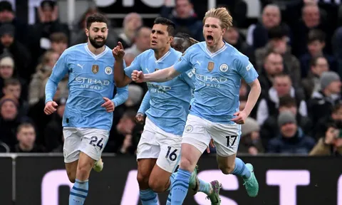 De Bruyne quá đáng sợ, bẽ mặt Antony