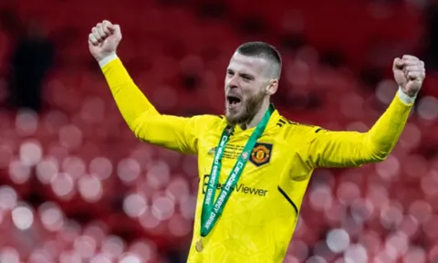 Vượt qua Schmeichel, De Gea phá vỡ im lặng