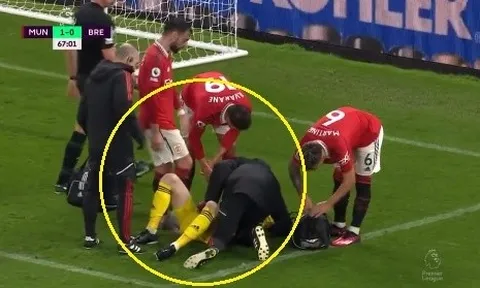De Gea bị Bruno Fernandes đá dù đang nằm sân
