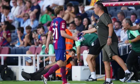 Frenkie de Jong khập khiễng rời sân, Xavi lo lắng