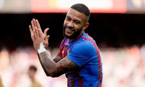 Depay khó chịu với Barca