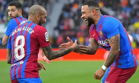 Depay trả 1 triệu euro để bảo lãnh Dani Alves