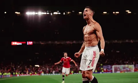 Đi vào lịch sử, Ronaldo cởi phăng áo ăn mừng giải cứu Quỷ đỏ