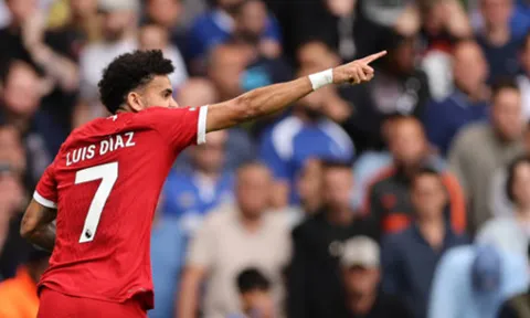 Neville: "Diaz đã vượt qua cậu ấy"