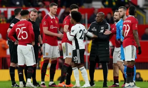 Điên rồ 3 thẻ đỏ, Man Utd ngược dòng trong 2 phút