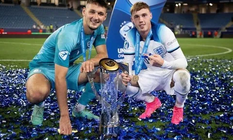 Điên rồ "DNA vô địch" của Man City ở U21 Anh
