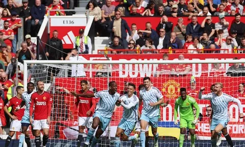"Điều gì đang xảy ra ở Old Trafford?"