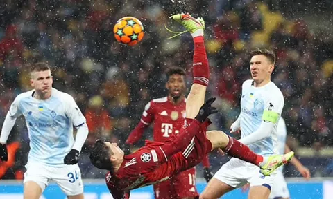 Lewandowski lập combo siêu phẩm và kỷ lục khủng