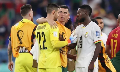 Ronaldo: "Cậu phải cười. Chúng ta thắng rồi"