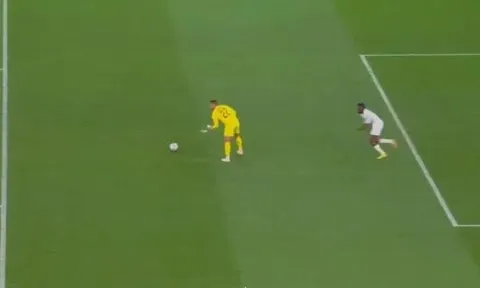 Diogo Costa suýt ném bay 3 điểm của BĐN