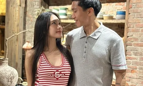 Đoàn Văn Hậu tình tứ bên bạn gái xinh đẹp trong ngày đặc biệt