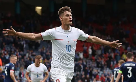 Đội hình tiêu biểu vòng 16 Bundesliga: Bộ 3 Bayern, hiện tượng EURO