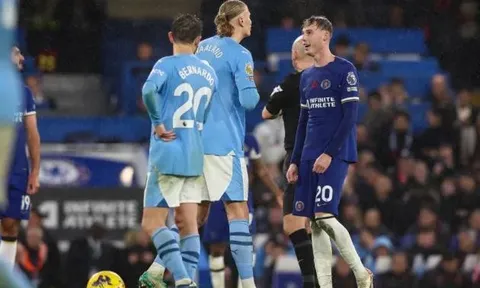 Đòi nghe lén, Cole Palmer bị Erling Haaland xô ra