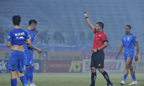 Đội nhà phạm lỗi thô bạo, HLV phá vỡ im lặng