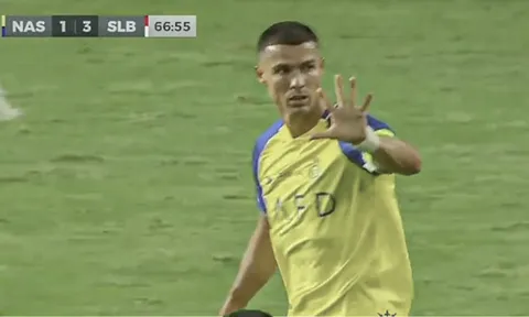 Đội nhà thua thảm, Ronaldo ra dấu xin đá thêm 5 phút