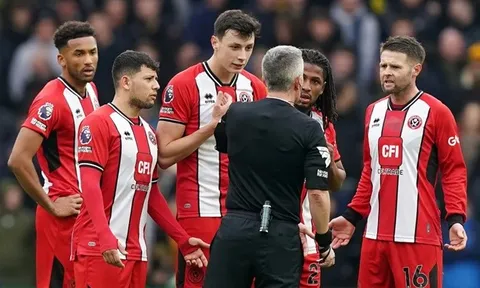 Đội xếp cuối bảng Premier League khốn đốn vì "gà nhà" đá nhau