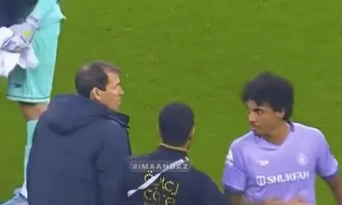 Đồng đội của Ronaldo tỏ thái độ với huấn luyện viên sau trận thua