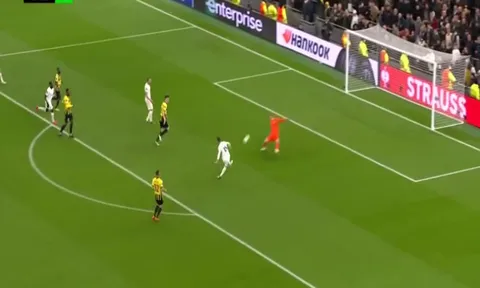 Đồng đội Messi bỏ lỡ khó tin trong ngày Conte ra mắt