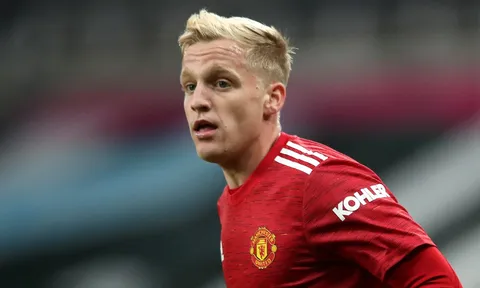 Chia tay Man Utd, lộ bến đỗ tiềm năng của Van de Beek