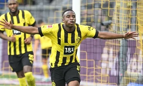 Dortmund đại thắng trong ngày Bayern suýt nhận cú sốc