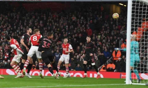 "Lẽ ra cậu ấy phải ghi một hat-trick vào lưới Everton"