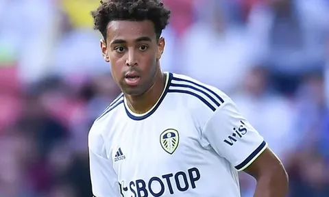 M.U để mắt đến tiền vệ Leeds United