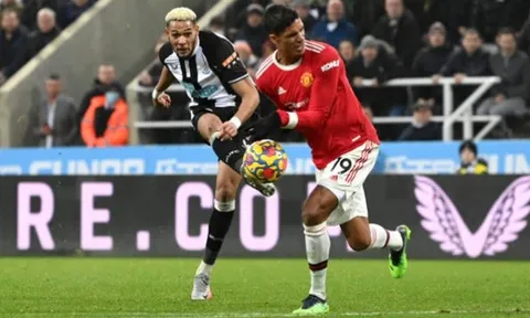 Varane khiến cầu trường St. James' Park "nổ tung" vào phút bù giờ