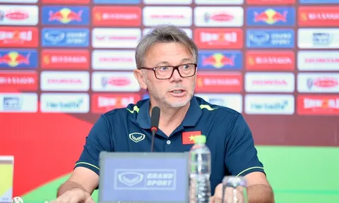 ĐT Việt Nam có hành động đặc biệt dành tặng HLV Philippe Troussier