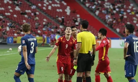 ĐT Việt Nam "gây bão" tại Thái Lan; "Hãy trao Cúp cho họ ngay và luôn"