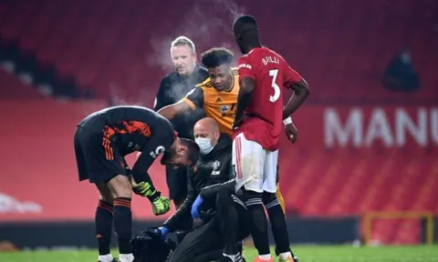Đụng nhẹ "Quái thú Wolves", De Gea nhận cái kết đắng lòng