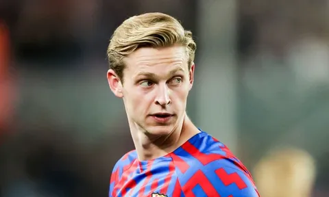 Dwight Yorke biết lý do De Jong chưa đến Man United