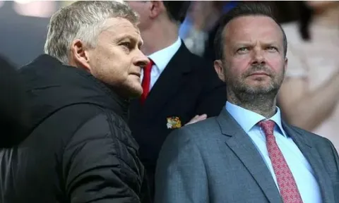 Ed Woodward nói gì với Solskjaer về bom tấn 80 triệu bảng?