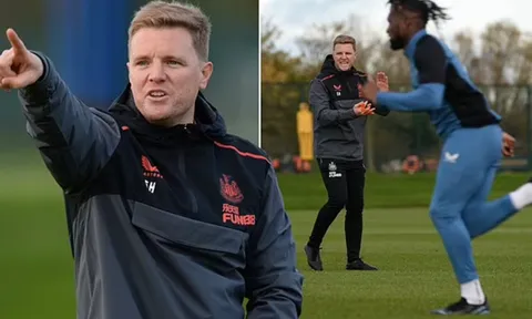 Vừa nhận nhiệm vụ, HLV trưởng Newcastle lập tức xuất hiện ở sân tập