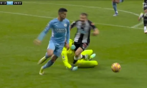 Ederson bỏ bóng vồ người và cái kết bất ngờ