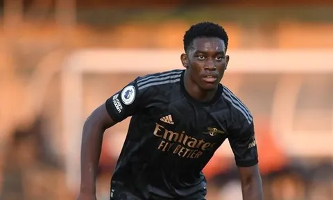 Tiền đạo Arsenal phải rời sân bằng cáng