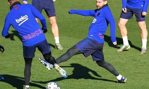 Todibo: "Họ không cho phép chúng tôi chạm vào Messi"