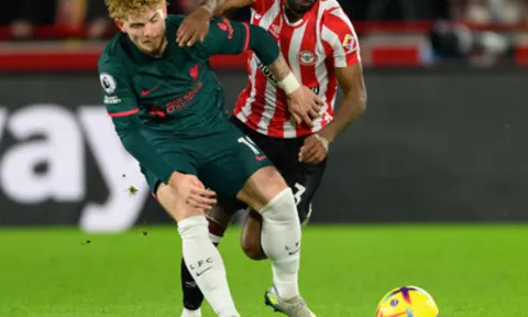 Owen 'hủy diệt' sao Liverpool
