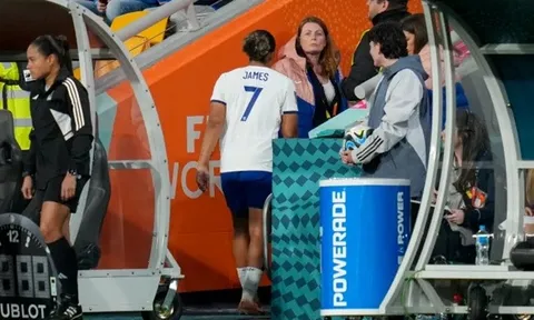 Toàn cảnh em gái Reece James gợi nhớ khoảnh khắc kinh điển của Rooney