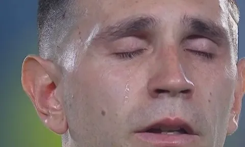 Emiliano Martinez bật khóc trong trận giao hữu