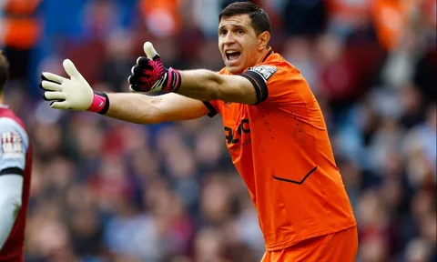 Emiliano Martinez đang trả giá