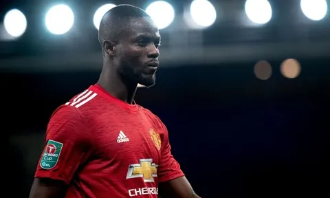 Vừa tái xuất, 'cây hài' Man Utd đã gây bão nhờ hành động với Cavani
