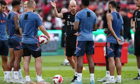 Erik ten Hag khiến các sao MU xúc động mạnh vì món quà bất ngờ