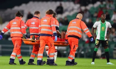 Erik ten Hag nhận hung tin cùng lúc từ 2 hậu vệ