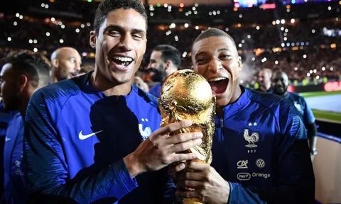 Erik ten Hag nói lời thật lòng khi Raphael Varane chia tay ĐTQG