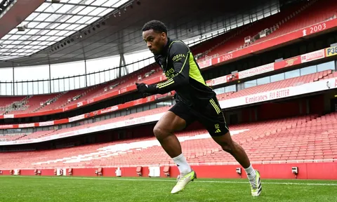 Hành lang trái Arsenal là cơn đau đầu dễ chịu của Mikel Arteta